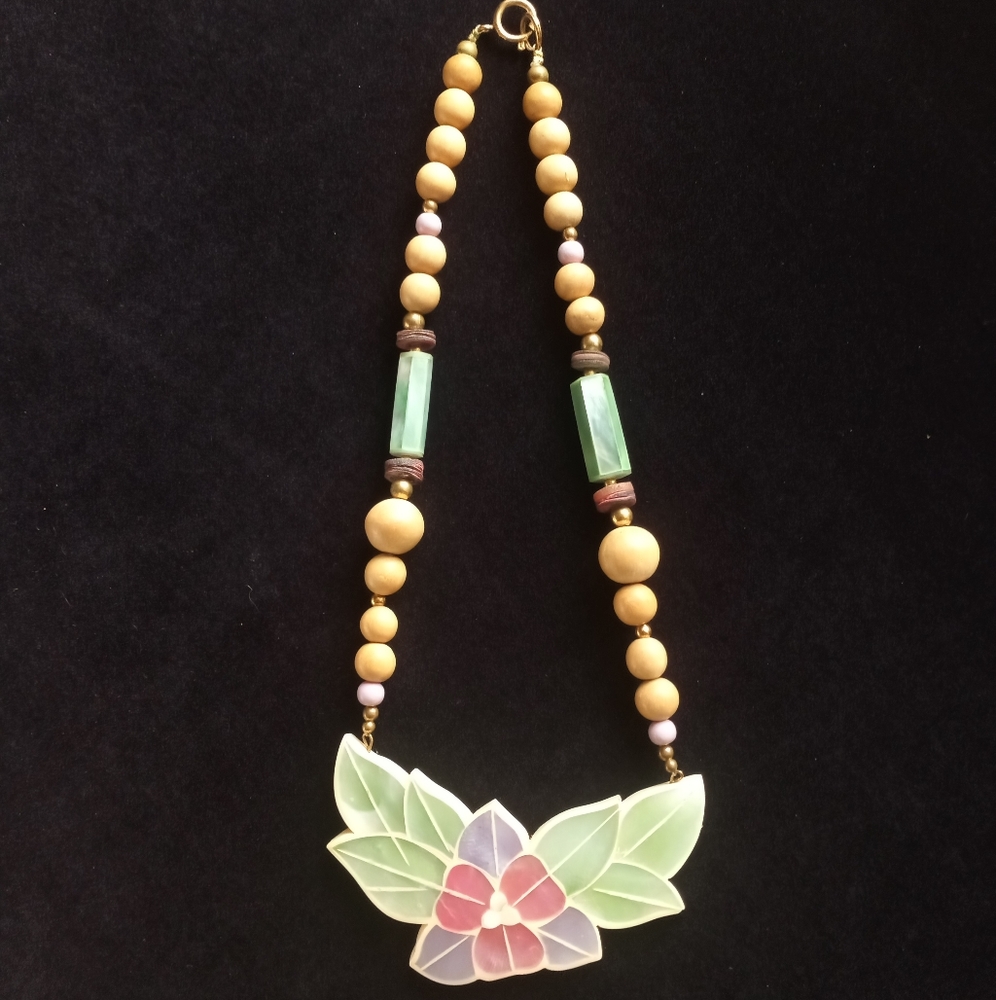 Mother of pearl necklace by lee sands -vintage-